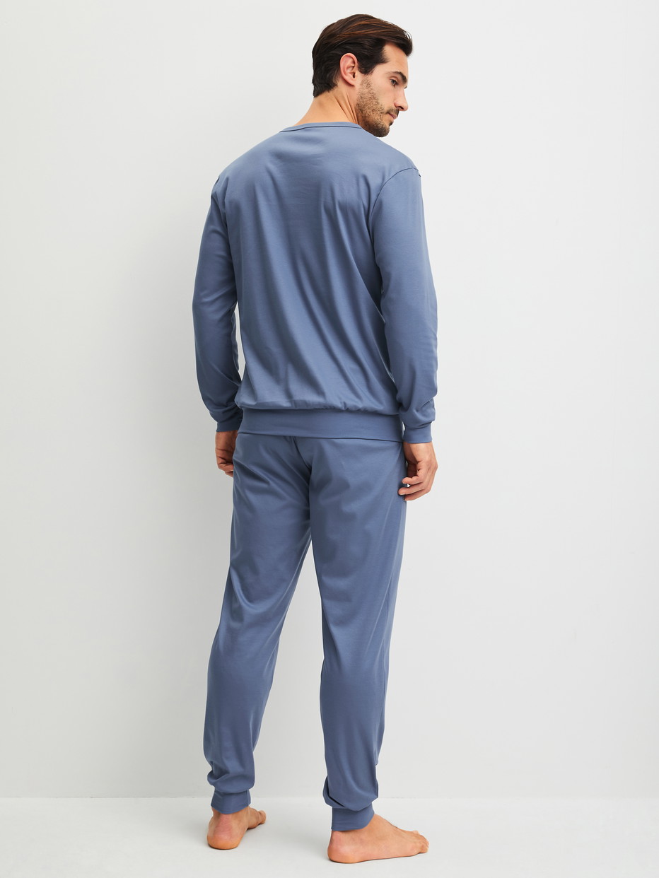 Herren-Model trägt Bündchen-Pyjama aus 100% Baumwolle in Blau, Einfarbig aus Serie Relax Choice 1 von CALIDA, Rückansicht