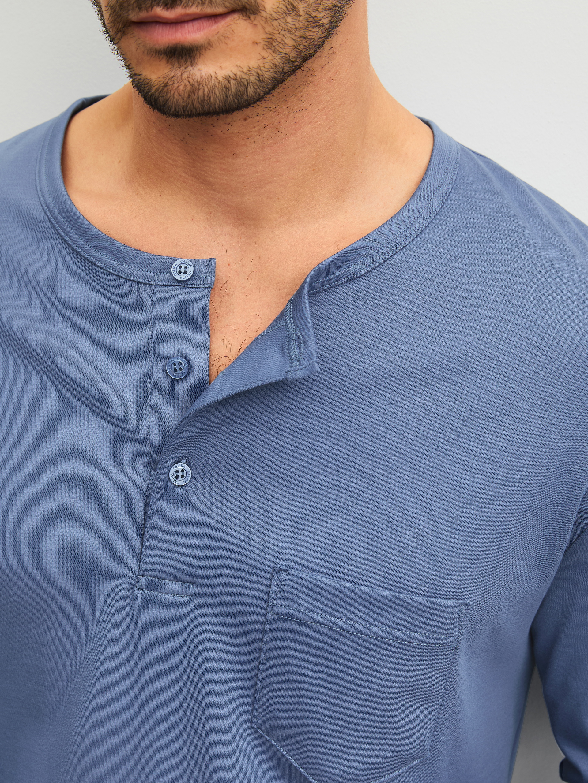 Herren-Model trägt Bündchen-Pyjama aus 100% Baumwolle in Blau, Einfarbig aus Serie Relax Choice 1 von CALIDA, Detail