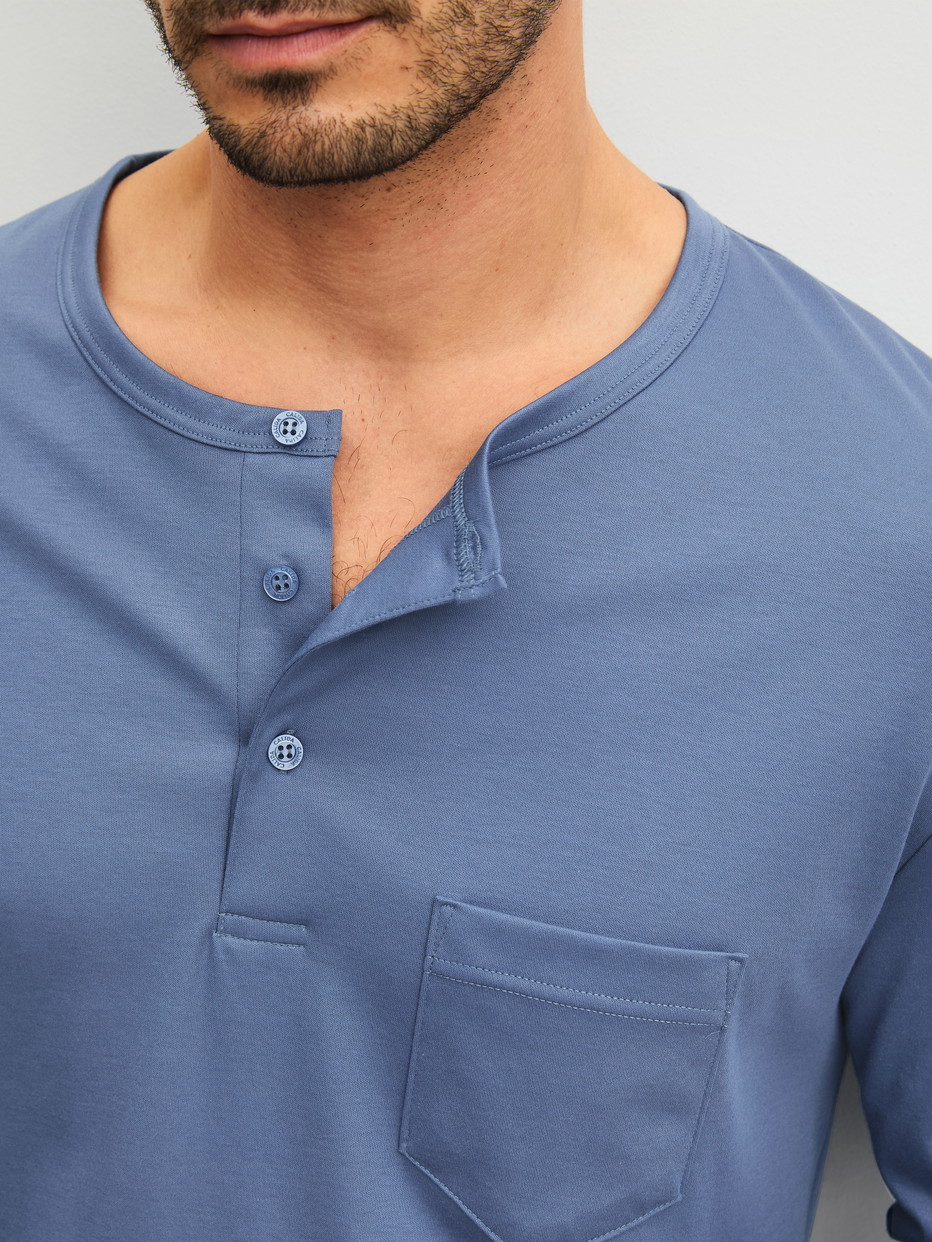 Herren-Model trägt Bündchen-Pyjama aus 100% Baumwolle in Blau, Einfarbig aus Serie Relax Choice 1 von CALIDA, Detail