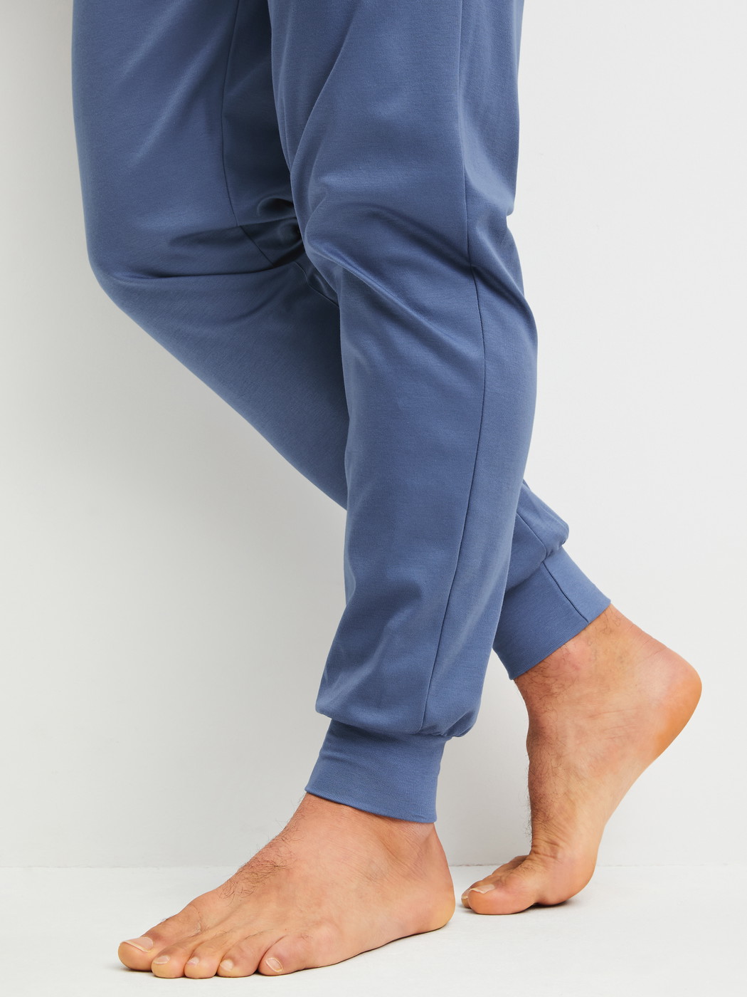 La modella / Il modello Uomo indossa Pigiama con polsini in 100% cotone di colore Blu, Tinta unita, della serie Relax Choice 1 di CALIDA, Dettaglio