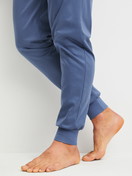 La modella / Il modello Uomo indossa Pigiama con polsini in 100% cotone di colore Blu, Tinta unita, della serie Relax Choice 1 di CALIDA, Dettaglio