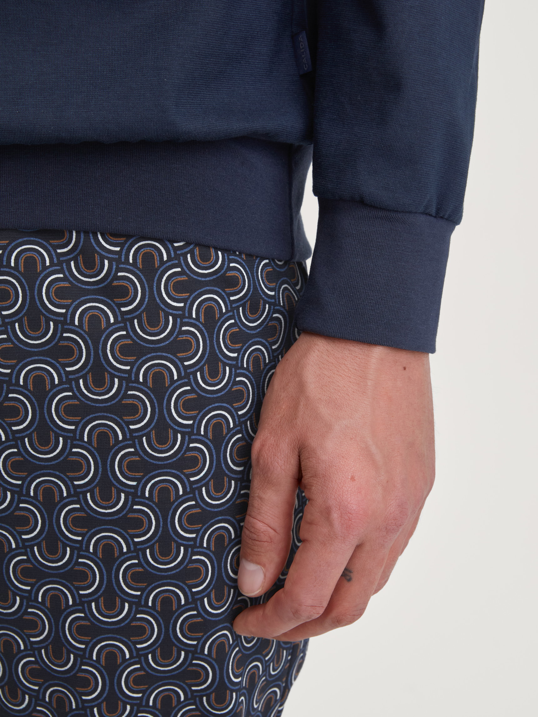 Herren-Model trägt Bündchen-Pyjama aus 100% Baumwolle in Blau, Gemustert aus Serie Relax Imprint 1 von CALIDA, Detail