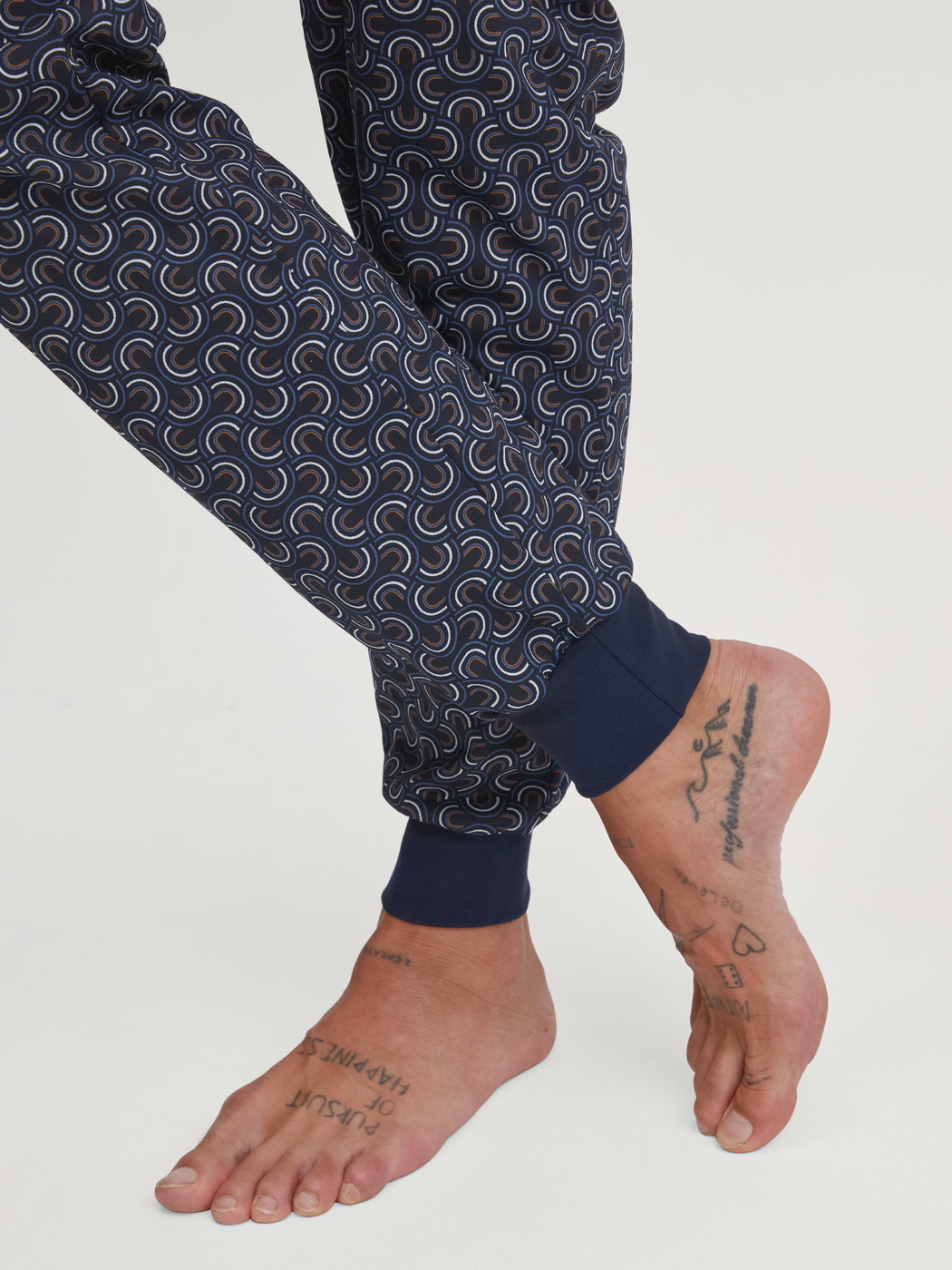 La modella / Il modello Uomo indossa Pigiama con polsini in 100% cotone di colore Blu, Modello, della serie Relax Imprint 1 di CALIDA, Dettaglio