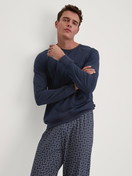 La modella / Il modello Uomo indossa Pigiama con polsini in 100% cotone di colore Blu, Modello, della serie Relax Imprint 1 di CALIDA, Immagine aggiuntiva