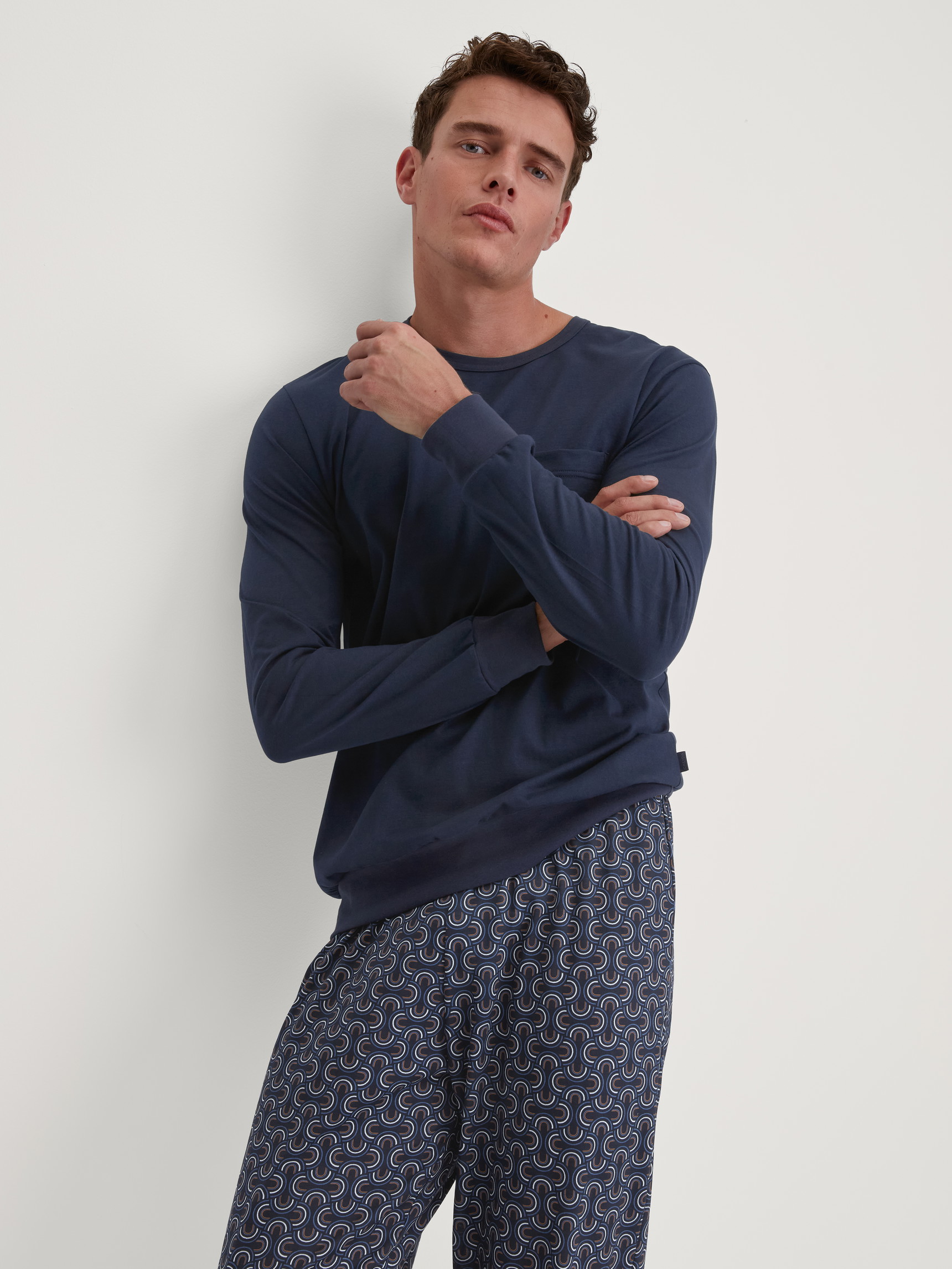 Herren-Model trägt Bündchen-Pyjama aus 100% Baumwolle in Blau, Gemustert aus Serie Relax Imprint 1 von CALIDA, Zusatzbild
