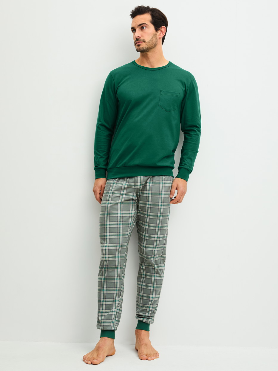 Herren-Model trägt Bündchen-Pyjama aus 100% Baumwolle in Grün, Kariert aus Serie Relax Imprint 2 von CALIDA, Vorderansicht