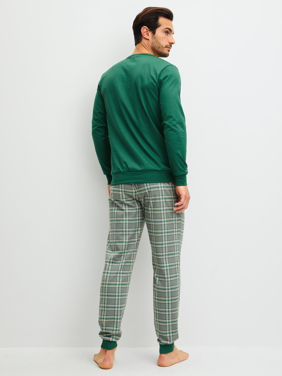 Herren-Model trägt Bündchen-Pyjama aus 100% Baumwolle in Grün, Kariert aus Serie Relax Imprint 2 von CALIDA, Rückansicht