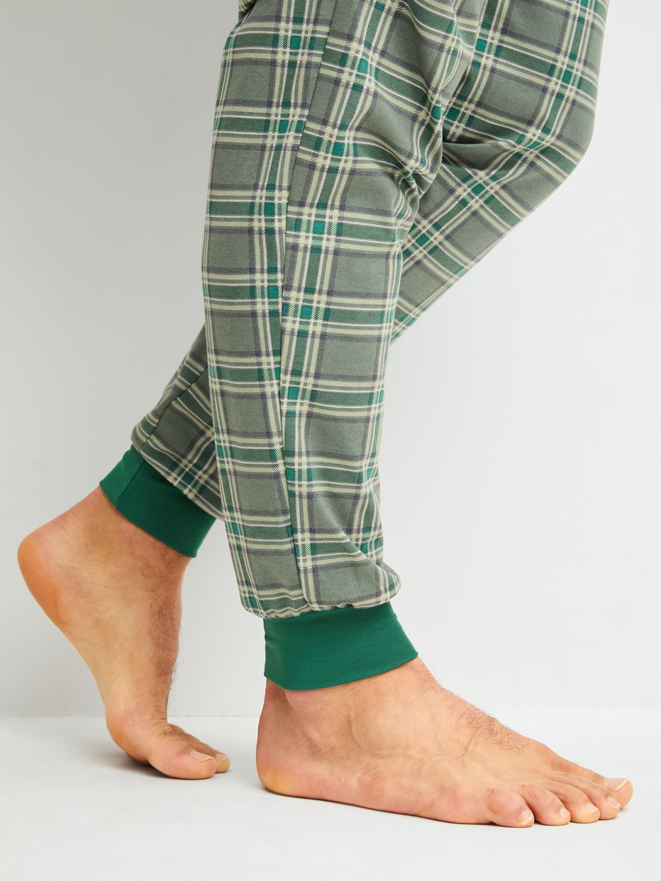 Herren-Model trägt Bündchen-Pyjama aus 100% Baumwolle in Grün, Kariert aus Serie Relax Imprint 2 von CALIDA, Detail