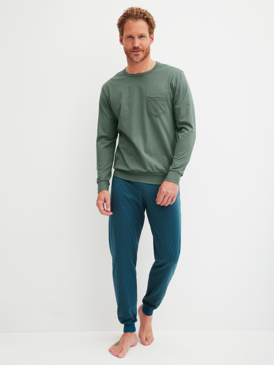 Le mannequin Homme porte le/la Pyjama avec bords élastiques en 100% coton de couleur Vert, À motifs, de la série Relax Imprint 1 de CALIDA, Vue de face