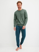 Le mannequin Homme porte le/la Pyjama avec bords élastiques en 100% coton de couleur Vert, À motifs, de la série Relax Imprint 1 de CALIDA, Vue de face