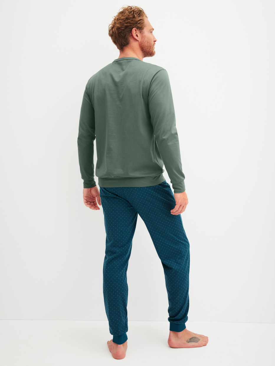 Herren-Model trägt Bündchen-Pyjama aus 100% Baumwolle in Grün, Gemustert aus Serie Relax Imprint 1 von CALIDA, Rückansicht