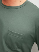Le mannequin Homme porte le/la Pyjama avec bords élastiques en 100% coton de couleur Vert, À motifs, de la série Relax Imprint 1 de CALIDA, Détail
