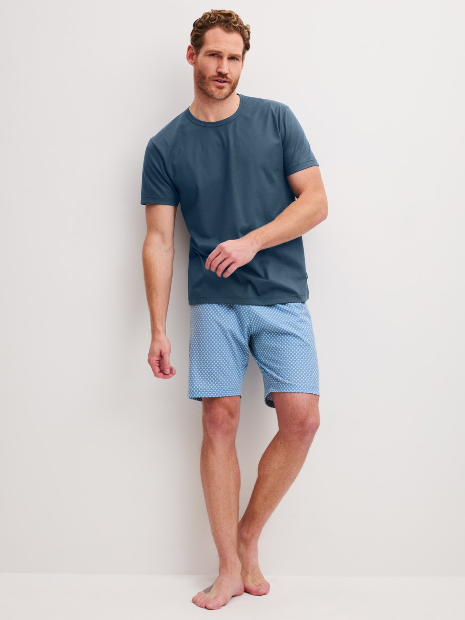 Herren-Model trägt Kurz-Pyjama aus 100% Baumwolle in Blau, Gemustert aus Serie Cotton Special von CALIDA, Vorderansicht