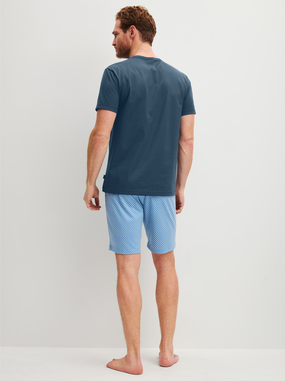 Herren-Model trägt Kurz-Pyjama aus 100% Baumwolle in Blau, Gemustert aus Serie Cotton Special von CALIDA, Rückansicht