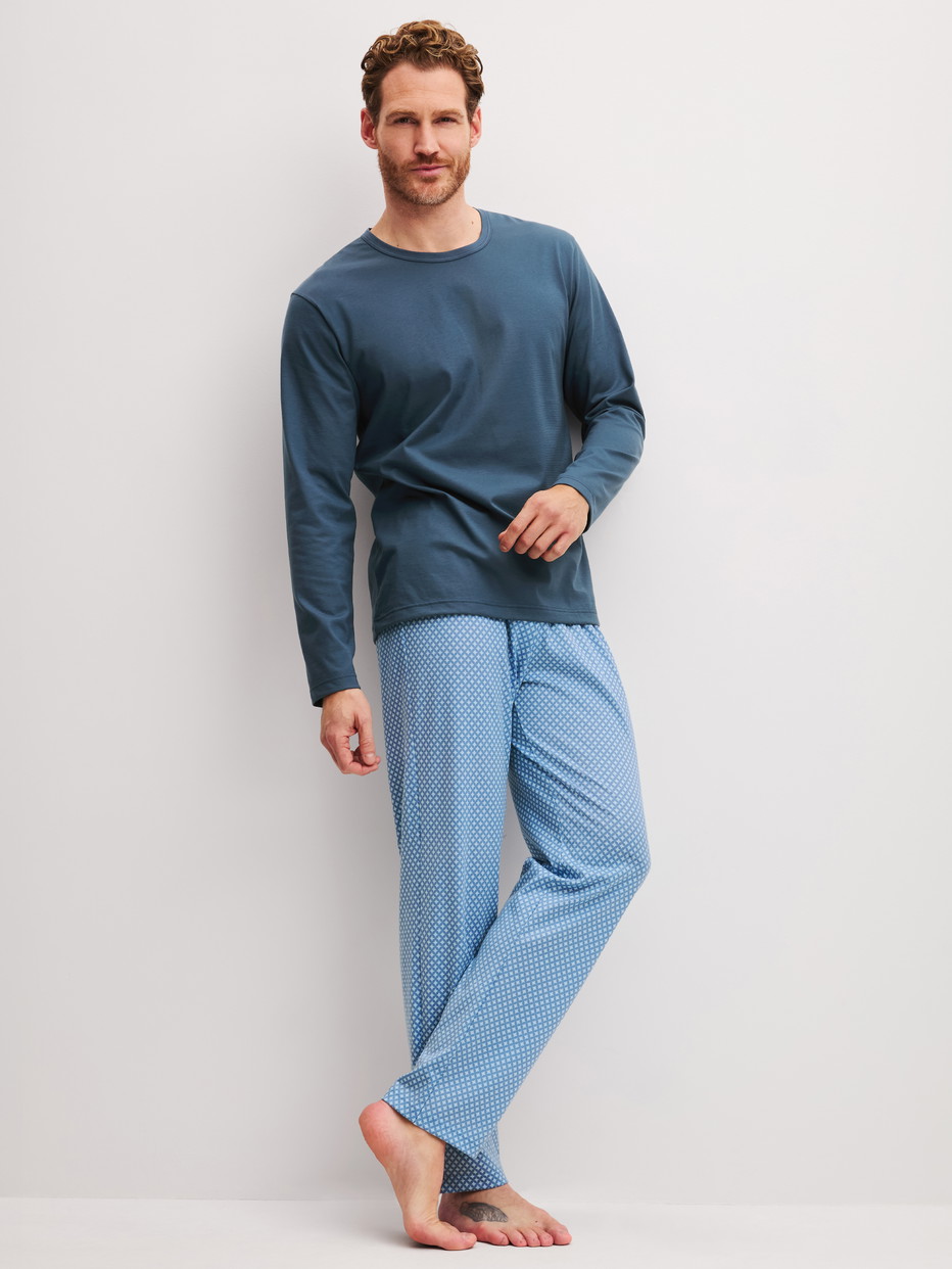 Herren-Model trägt Pyjama lang aus 100% Baumwolle in Blau, Gemustert aus Serie Cotton Special von CALIDA, Vorderansicht