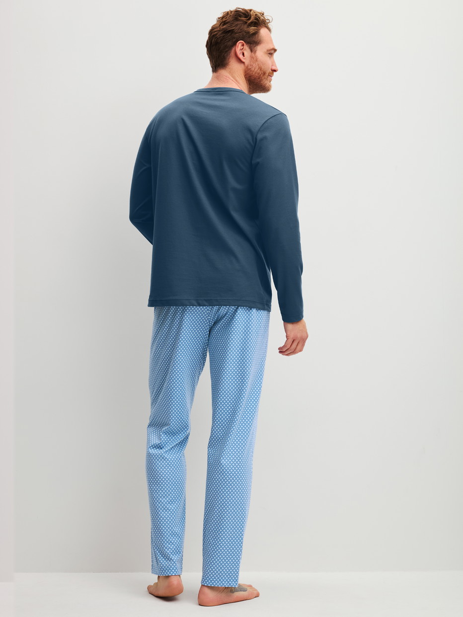 Herren-Model trägt Pyjama lang aus 100% Baumwolle in Blau, Gemustert aus Serie Cotton Special von CALIDA, Rückansicht