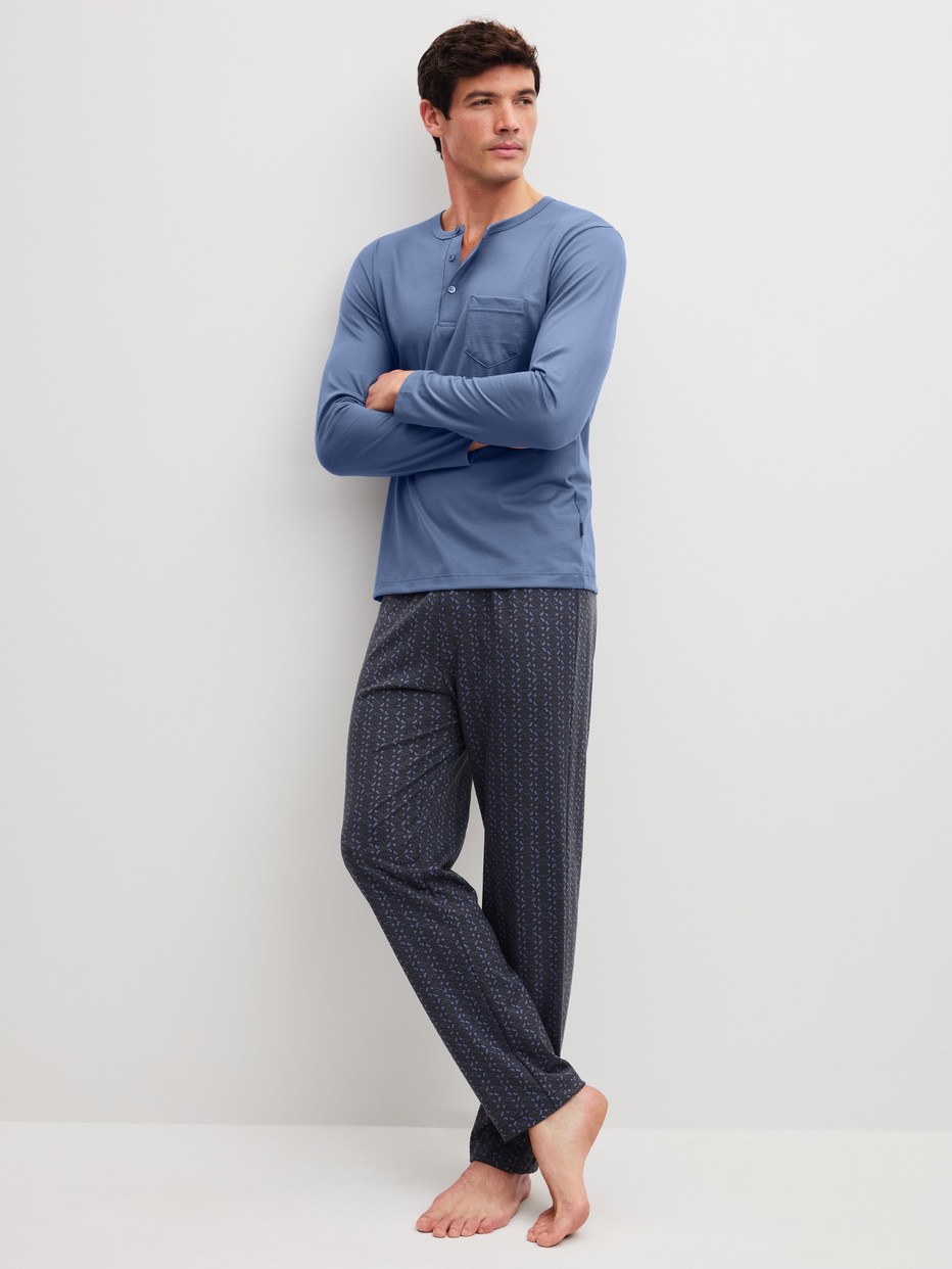 Herren-Model trägt Pyjama, lang aus 100% Baumwolle in Blau, Gemustert aus Serie Relax Imprint 1 von CALIDA, Vorderansicht