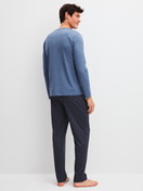 Herren-Model trägt Pyjama, lang aus 100% Baumwolle in Blau, Gemustert aus Serie Relax Imprint 1 von CALIDA, Rückansicht
