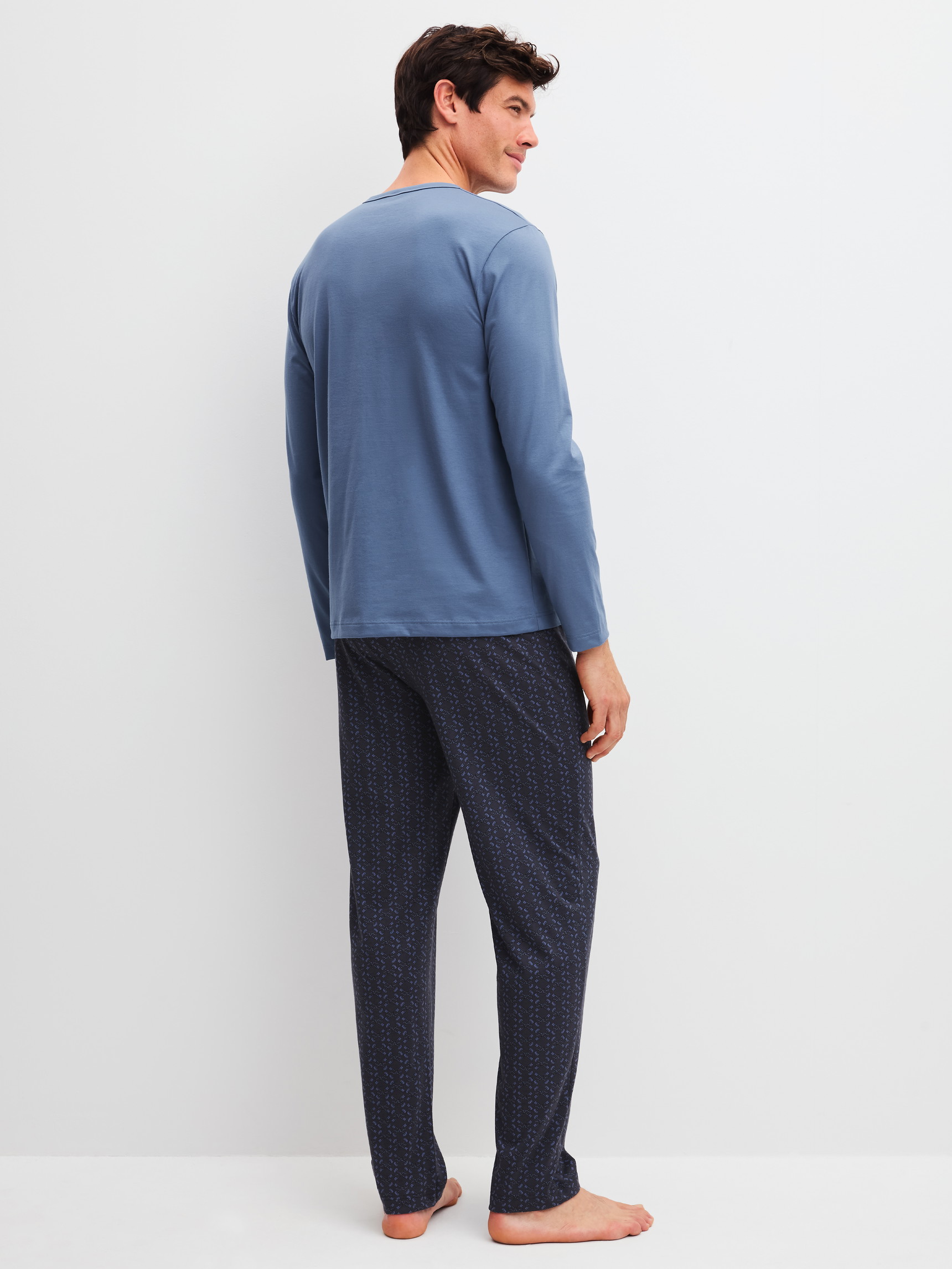 Herren-Model trägt Pyjama, lang aus 100% Baumwolle in Blau, Gemustert aus Serie Relax Imprint 1 von CALIDA, Rückansicht