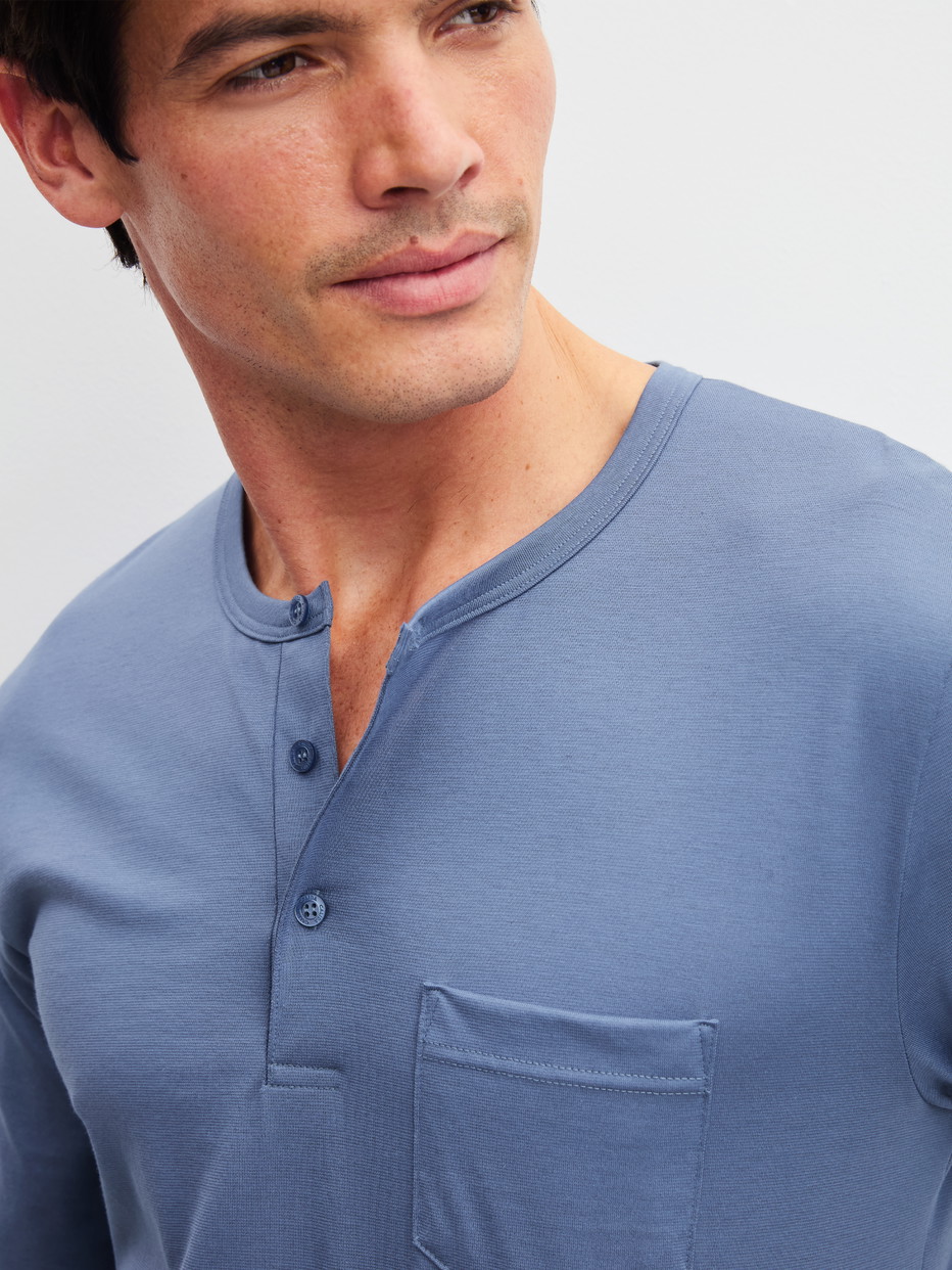 Herren-Model trägt Pyjama, lang aus 100% Baumwolle in Blau, Gemustert aus Serie Relax Imprint 1 von CALIDA, Detail
