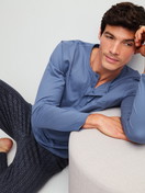 Herren-Model trägt Pyjama, lang aus 100% Baumwolle in Blau, Gemustert aus Serie Relax Imprint 1 von CALIDA, Vorderansicht