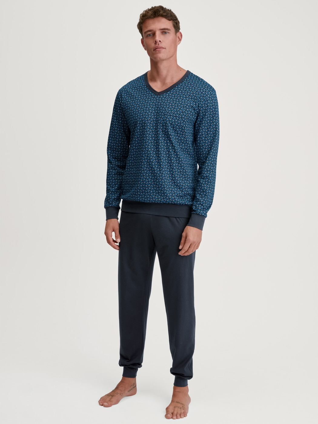 Herren-Model trägt Bündchen-Pyjama aus 100% Baumwolle in Blau, Gemustert aus Serie Relax Imprint 2 von CALIDA, Vorderansicht