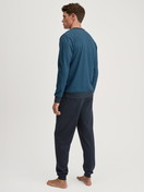 Herren-Model trägt Bündchen-Pyjama aus 100% Baumwolle in Blau, Gemustert aus Serie Relax Imprint 2 von CALIDA, Rückansicht