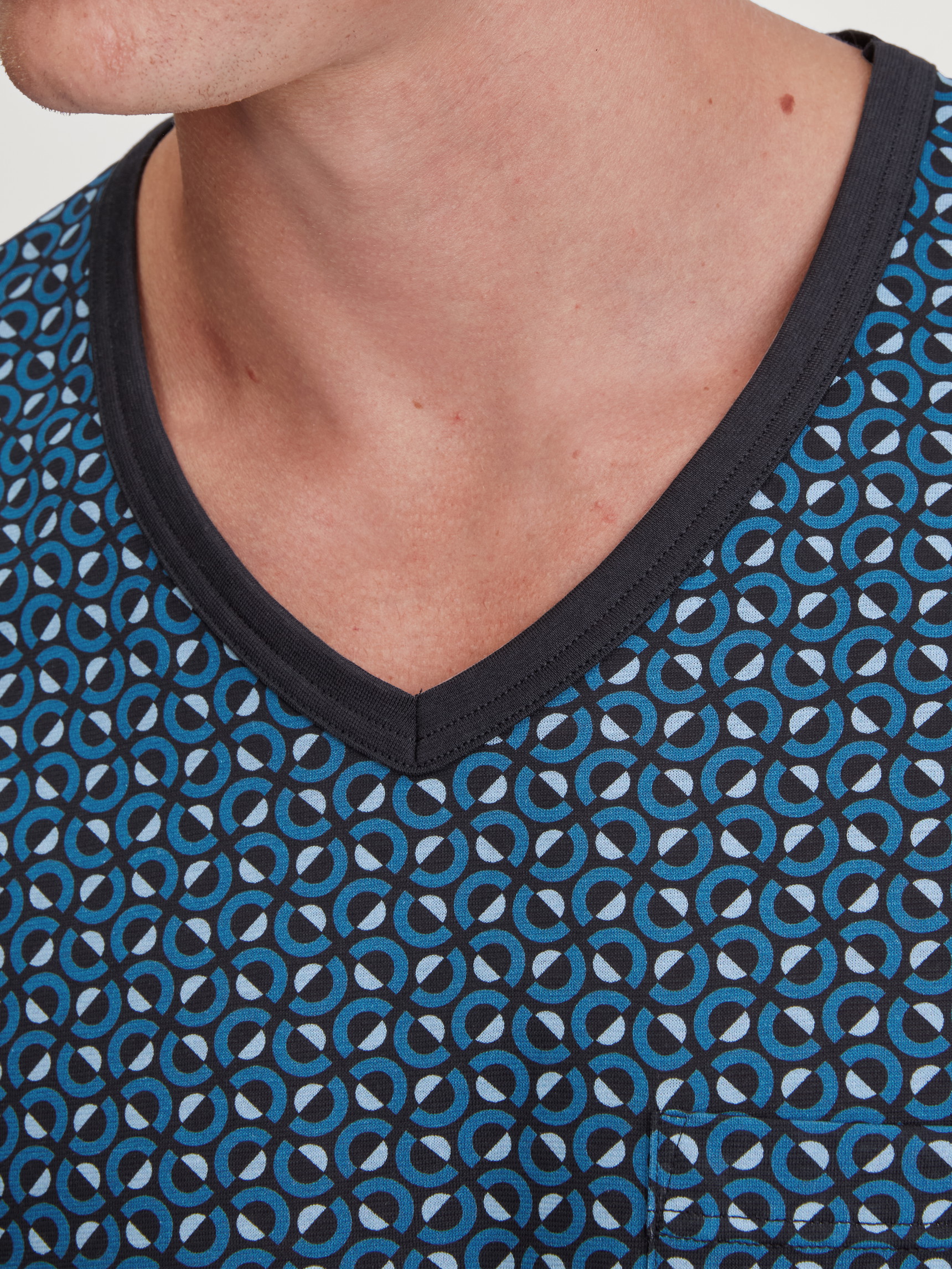 Men model is wearing Pyjama with cuff made of 100% Cotton in Blue, Patterned from the Relax Imprint 2 series by CALIDA, Detail