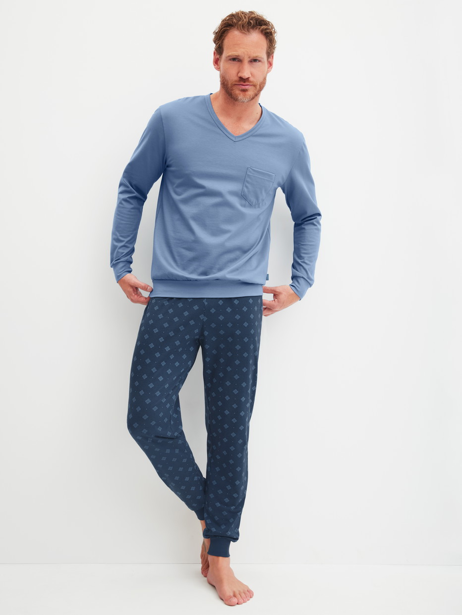 Herren-Model trägt Bündchen-Pyjama aus 100% Baumwolle in Blau, Gemustert aus Serie Relax Imprint 2 von CALIDA, Vorderansicht