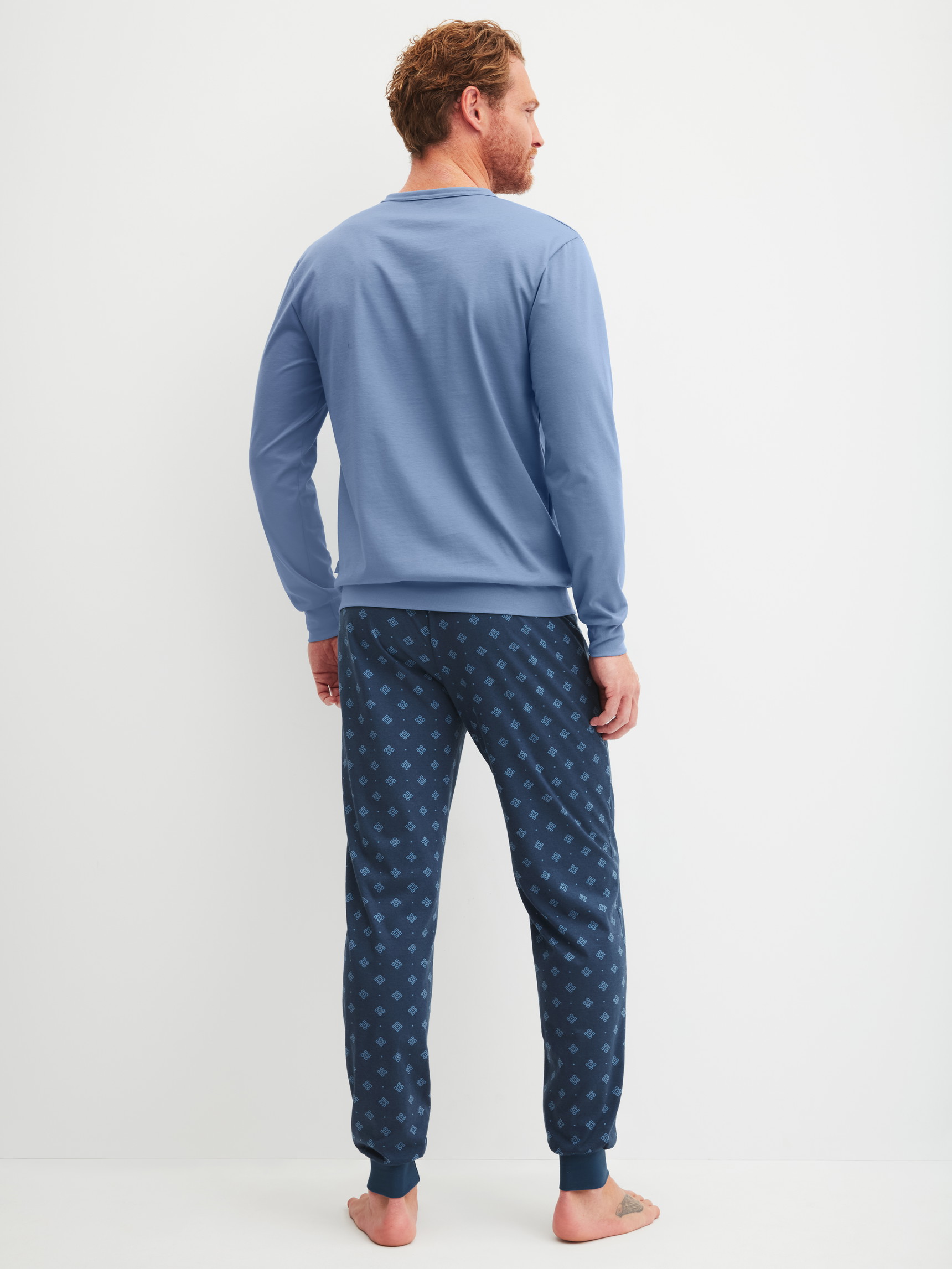La modella / Il modello Uomo indossa Pigiama con polsini in 100% cotone di colore Blu, Modello, della serie Relax Imprint 2 di CALIDA, Vista posteriore