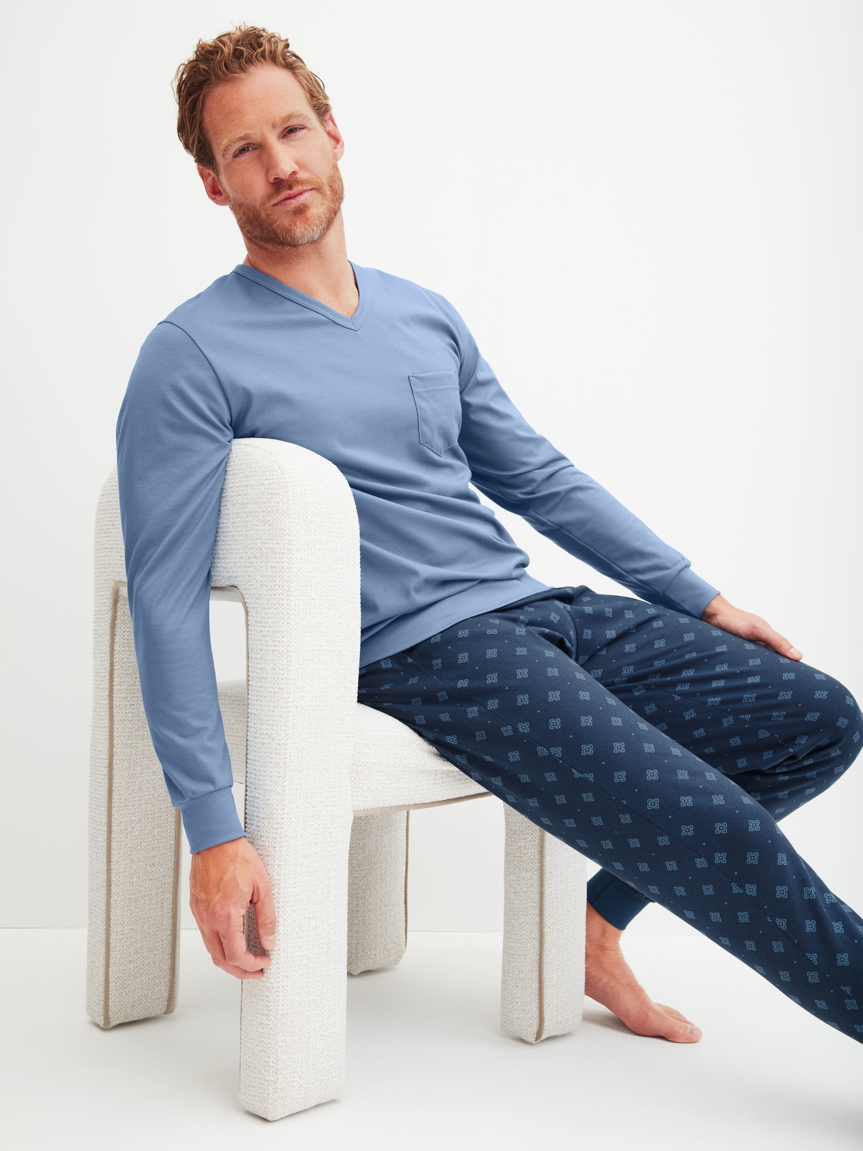 La modella / Il modello Uomo indossa Pigiama con polsini in 100% cotone di colore Blu, Modello, della serie Relax Imprint 2 di CALIDA, Immagine aggiuntiva