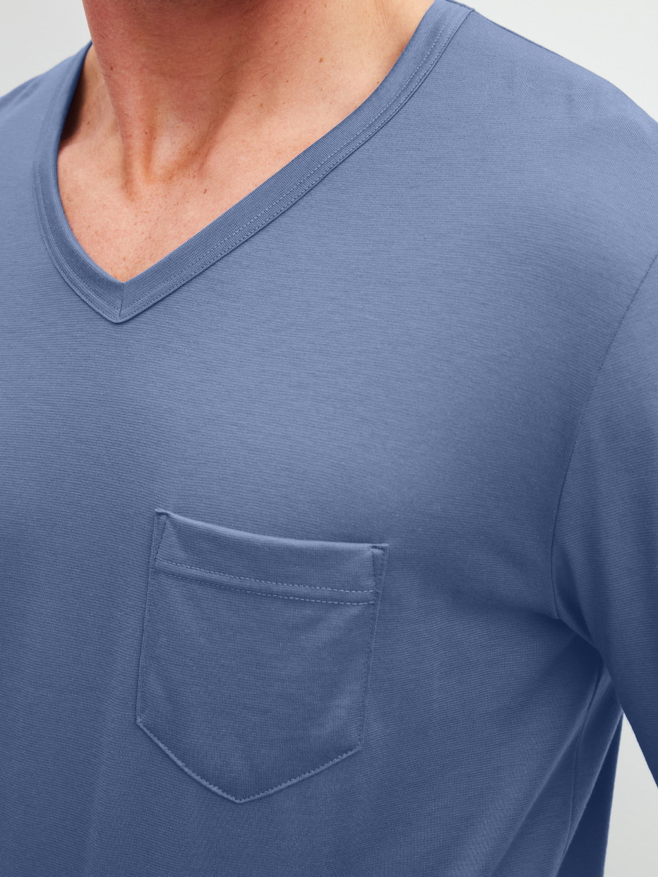 Herren-Model trägt Bündchen-Pyjama aus 100% Baumwolle in Blau, Gemustert aus Serie Relax Imprint 1 von CALIDA, Detail