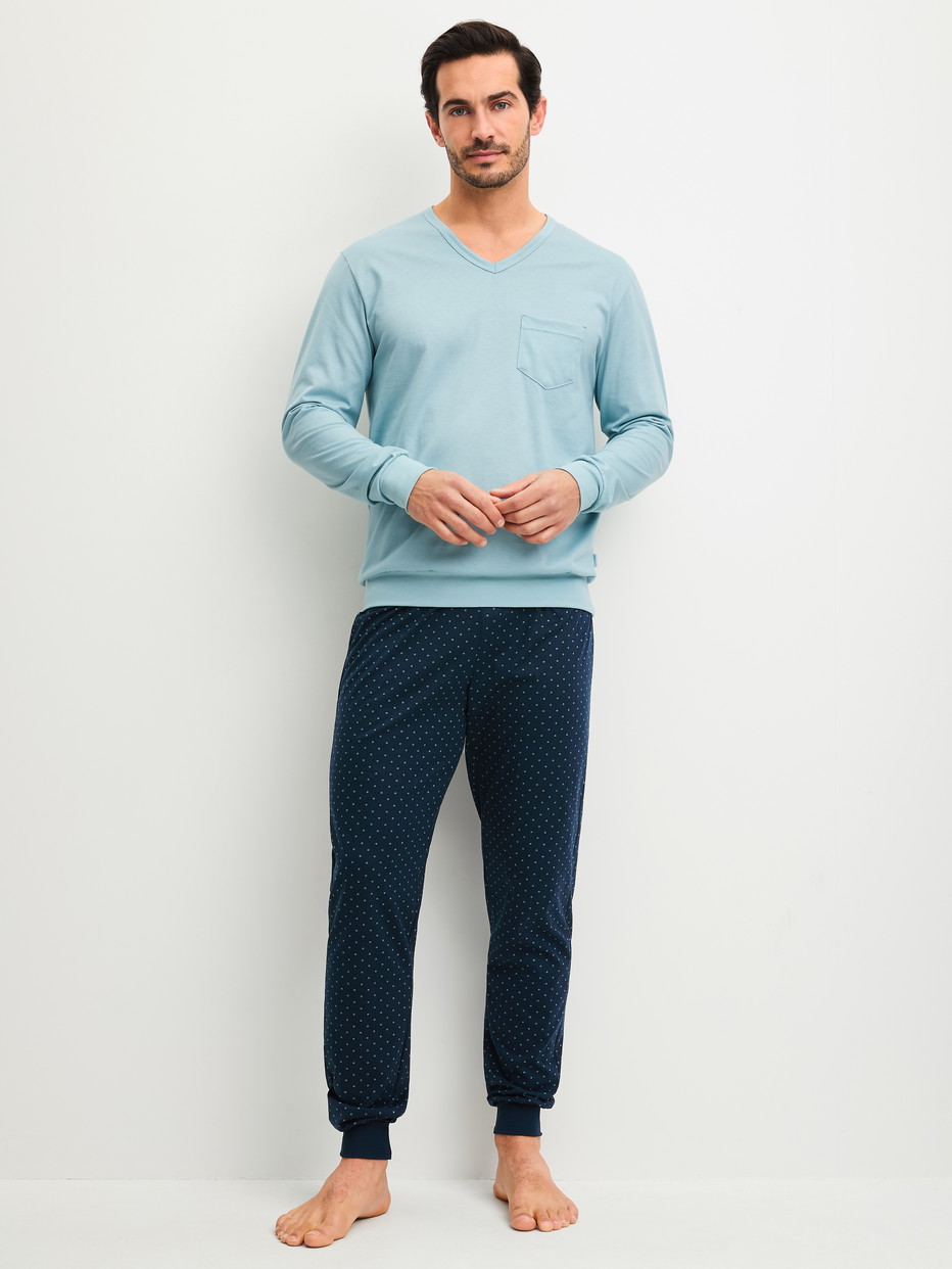 Herren-Model trägt Bündchen-Pyjama aus 100% Baumwolle in Blau, Gemustert aus Serie Relax Imprint 3 von CALIDA, Vorderansicht