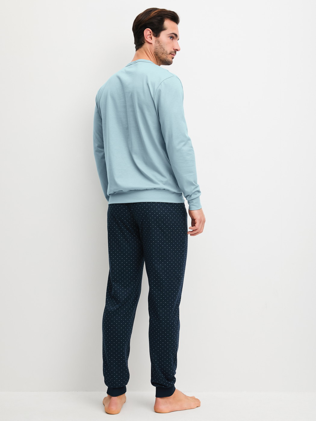 Herren-Model trägt Bündchen-Pyjama aus 100% Baumwolle in Blau, Gemustert aus Serie Relax Imprint 3 von CALIDA, Rückansicht