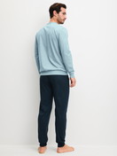 Herren-Model trägt Bündchen-Pyjama aus 100% Baumwolle in Blau, Gemustert aus Serie Relax Imprint 3 von CALIDA, Rückansicht