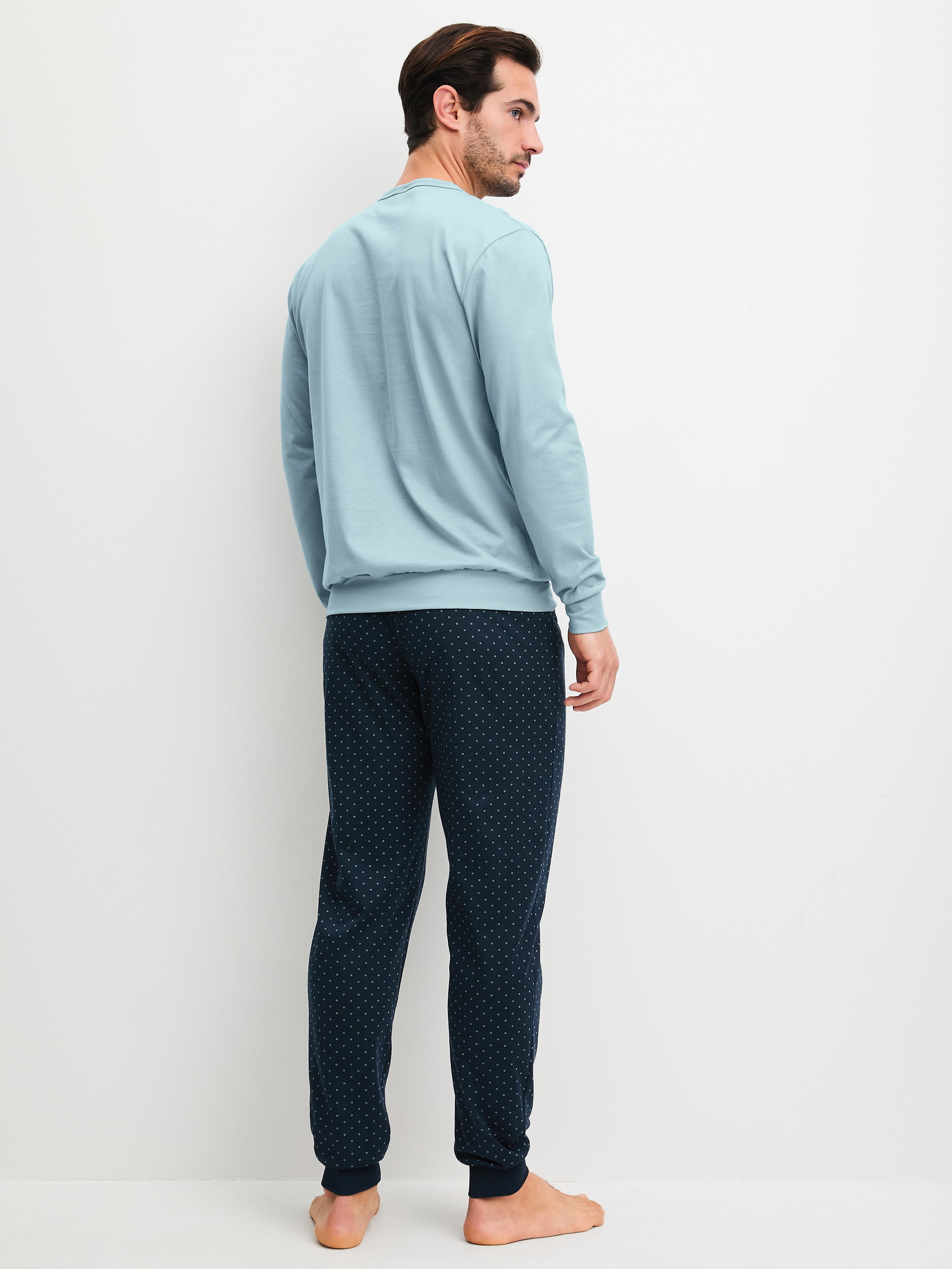 Herren-Model trägt Bündchen-Pyjama aus 100% Baumwolle in Blau, Gemustert aus Serie Relax Imprint 3 von CALIDA, Rückansicht