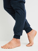 Herren-Model trägt Bündchen-Pyjama aus 100% Baumwolle in Blau, Gemustert aus Serie Relax Imprint 3 von CALIDA, Detail
