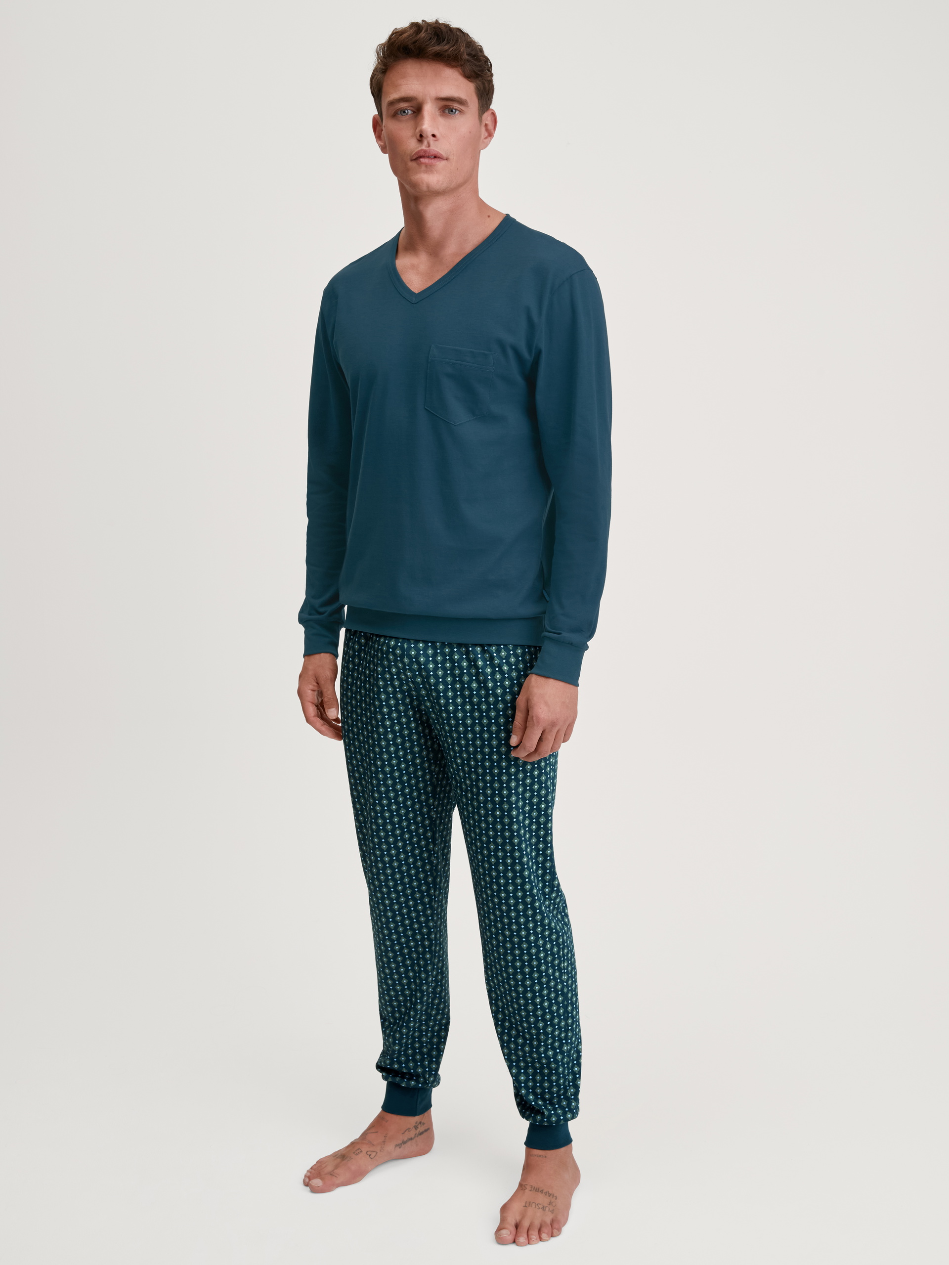Herren-Model trägt Bündchen-Pyjama aus 100% Baumwolle in Türkis, Gemustert aus Serie Relax Imprint 3 von CALIDA, Vorderansicht