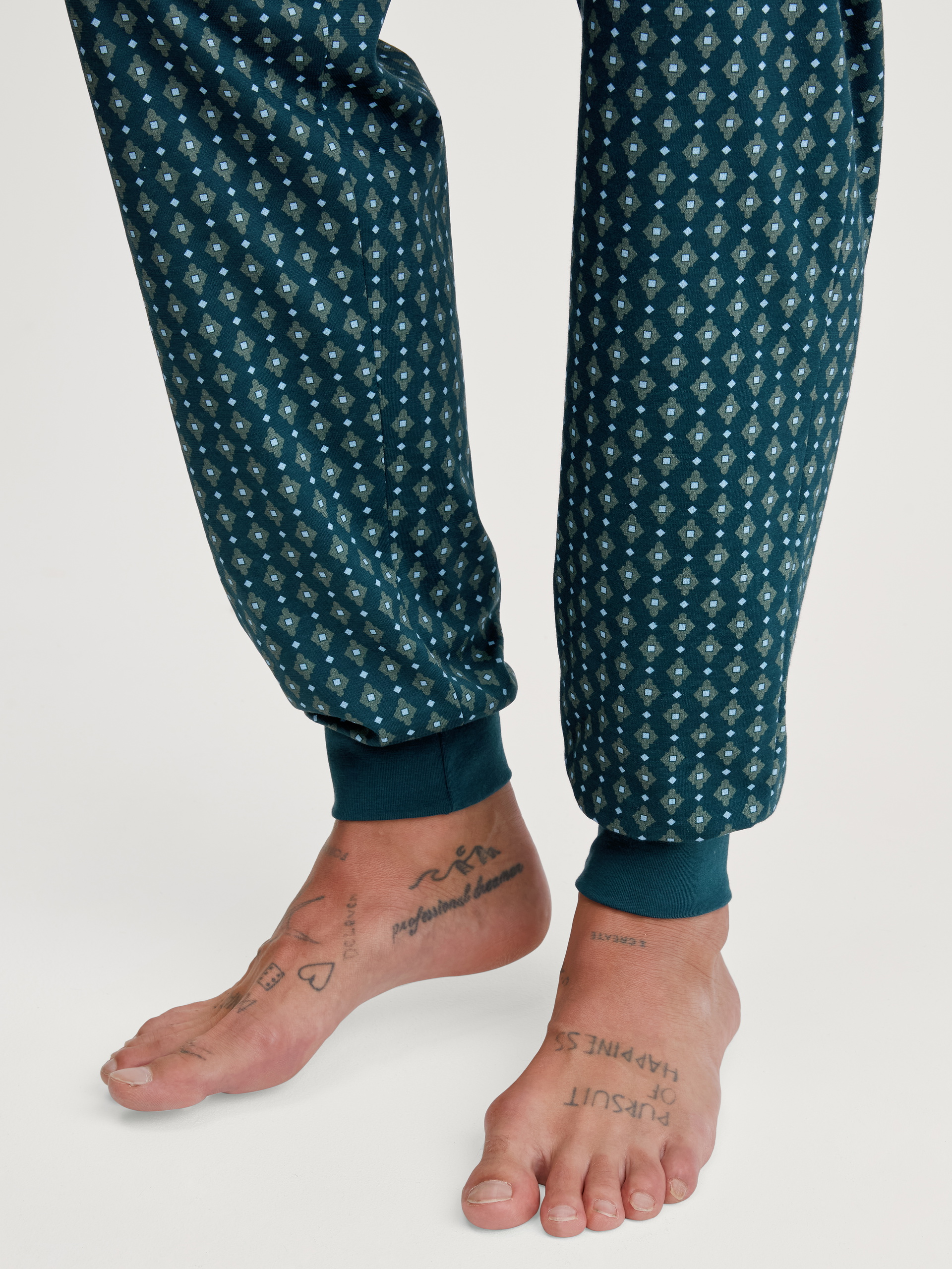 Herren-Model trägt Bündchen-Pyjama aus 100% Baumwolle in Türkis, Gemustert aus Serie Relax Imprint 3 von CALIDA, Detail