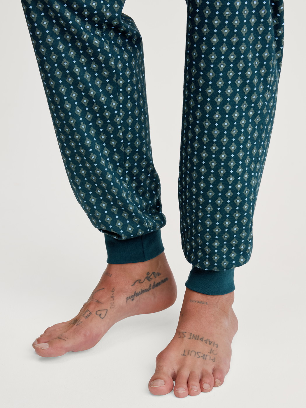 Men model is wearing Pyjama with cuff made of 100% Cotton in Turquoise, Patterned from the Relax Imprint 3 series by CALIDA, Detail