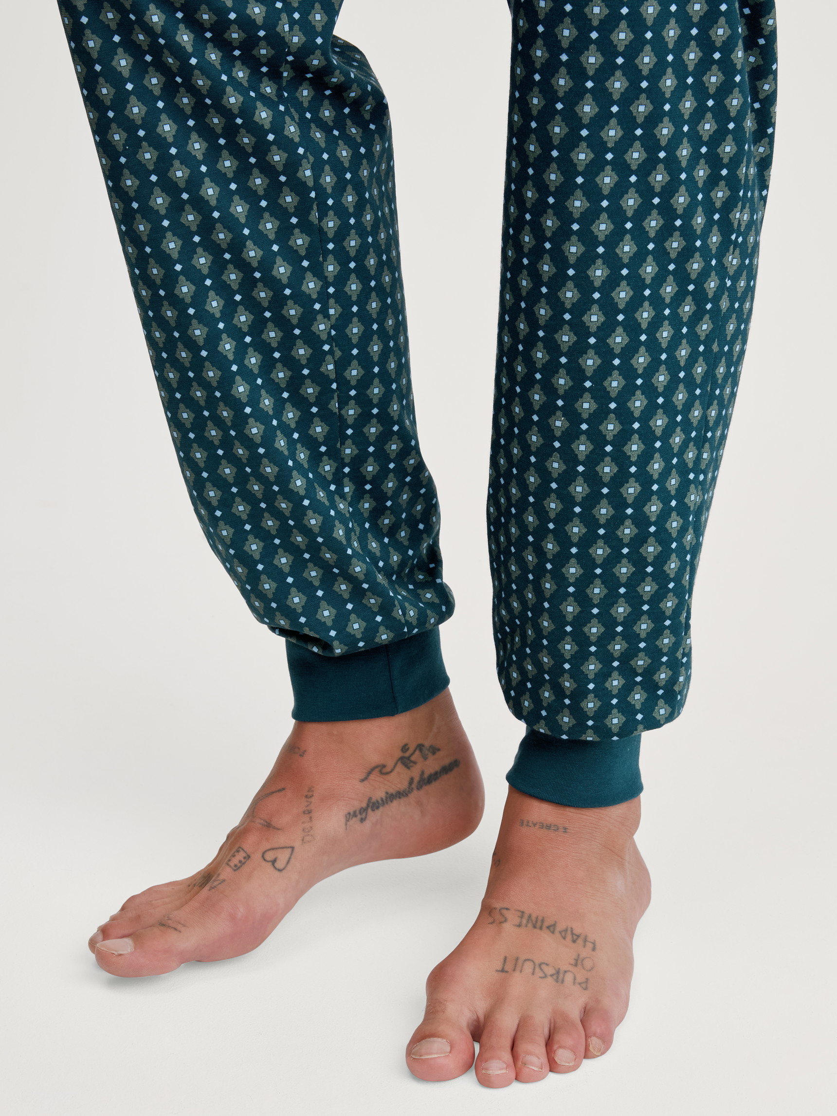 Herren-Model trägt Bündchen-Pyjama aus 100% Baumwolle in Türkis, Gemustert aus Serie Relax Imprint 3 von CALIDA, Detail