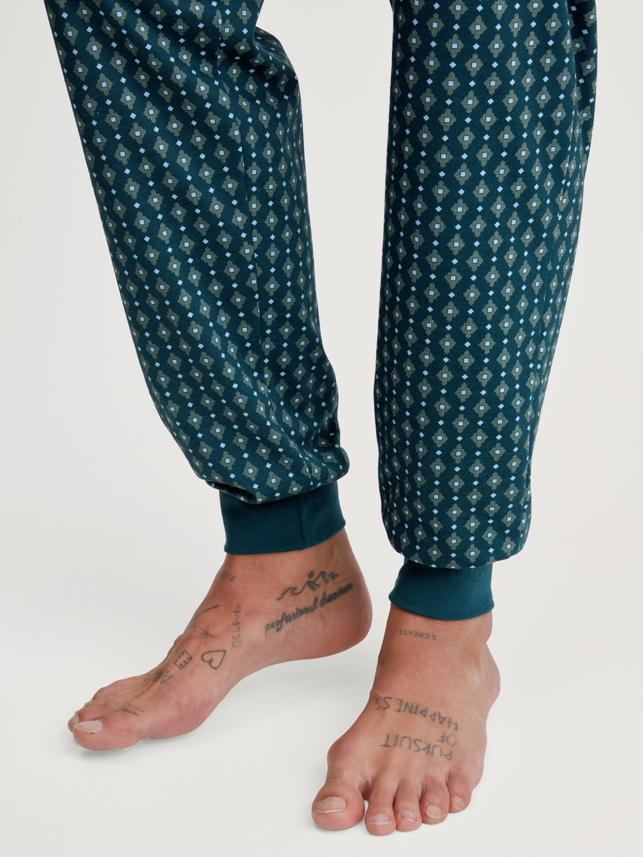 Herren-Model trägt Bündchen-Pyjama aus 100% Baumwolle in Türkis, Gemustert aus Serie Relax Imprint 3 von CALIDA, Detail