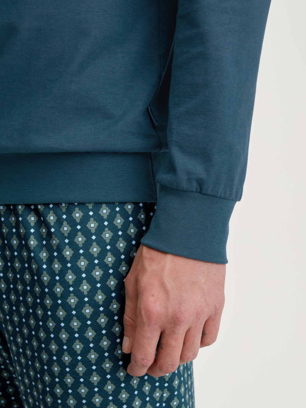 Men model is wearing Pyjama with cuff made of 100% Cotton in Turquoise, Patterned from the Relax Imprint 3 series by CALIDA, Detail