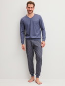 Herren-Model trägt Bündchen-Pyjama aus 100% Baumwolle in Grau, Gemustert aus Serie EDITION 85 von CALIDA, Vorderansicht