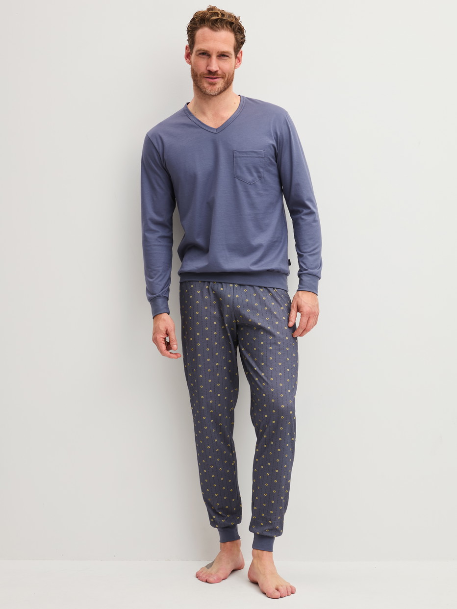 Herren-Model trägt Bündchen-Pyjama aus 100% Baumwolle in Grau, Gemustert aus Serie EDITION 85 von CALIDA, Vorderansicht