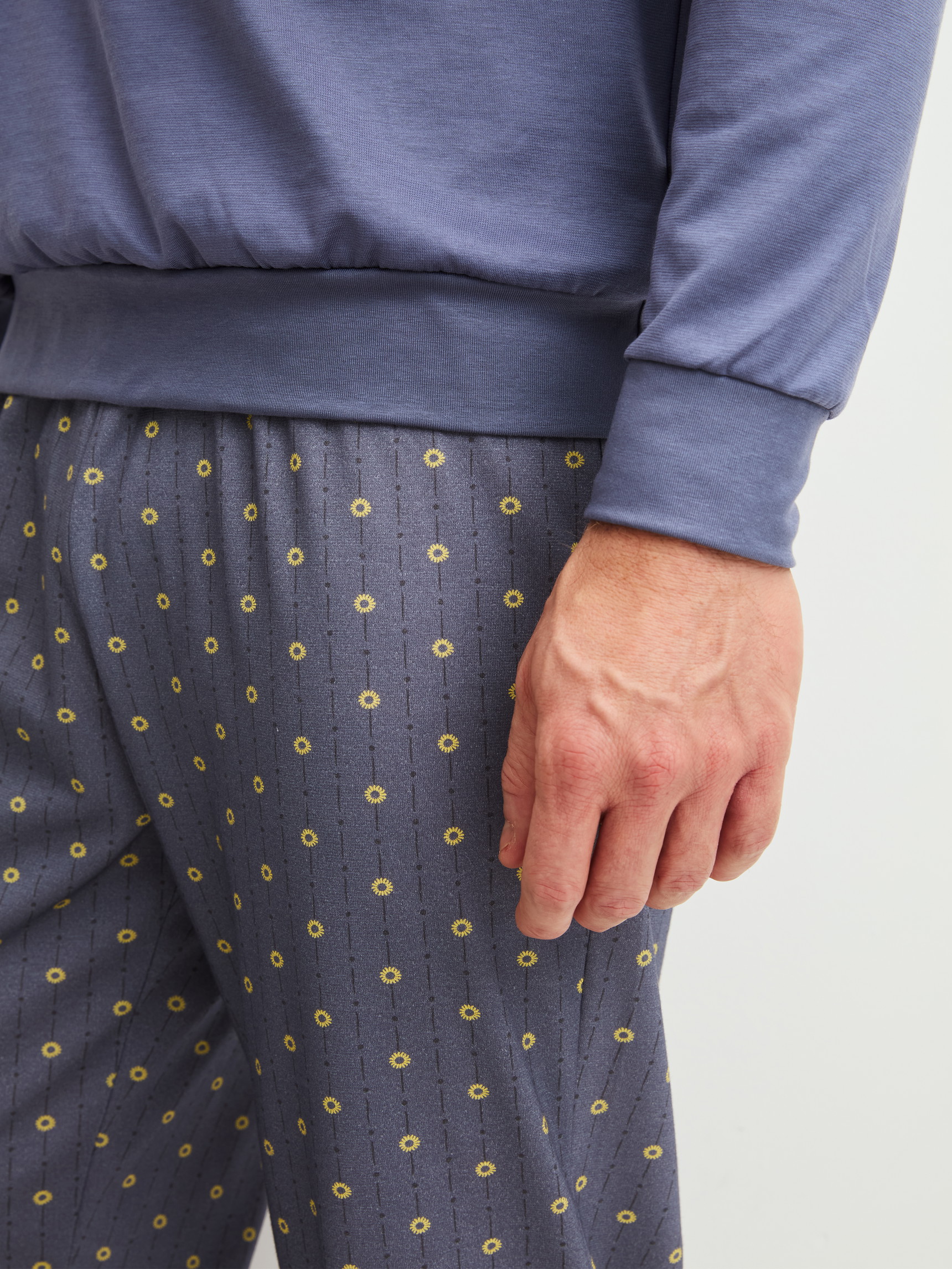Herren-Model trägt Bündchen-Pyjama aus 100% Baumwolle in Grau, Gemustert aus Serie EDITION 85 von CALIDA, Detail