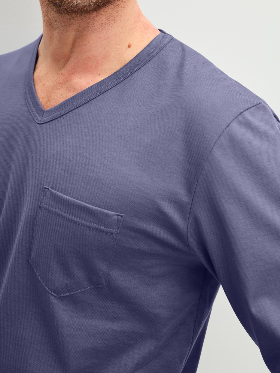 Herren-Model trägt Bündchen-Pyjama aus 100% Baumwolle in Grau, Gemustert aus Serie EDITION 85 von CALIDA, Detail