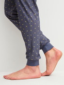 Herren-Model trägt Bündchen-Pyjama aus 100% Baumwolle in Grau, Gemustert aus Serie EDITION 85 von CALIDA, Detail