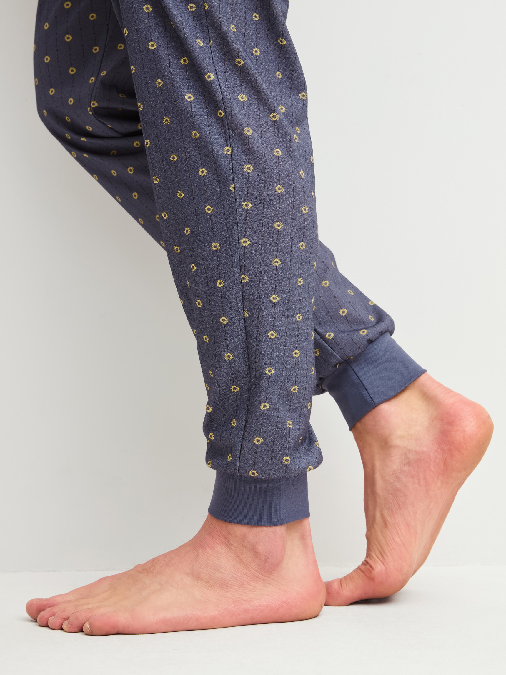 Herren-Model trägt Bündchen-Pyjama aus 100% Baumwolle in Grau, Gemustert aus Serie EDITION 85 von CALIDA, Detail