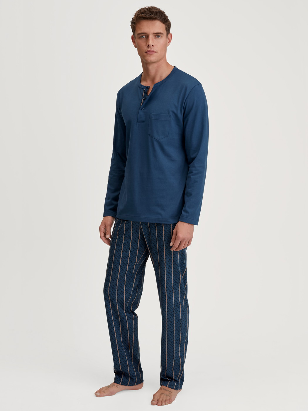 Le mannequin Homme porte le/la Pyjama, longue en 100% coton de couleur Bleu, Rayée, de la série Relax Imprint 1 de CALIDA, Vue de face